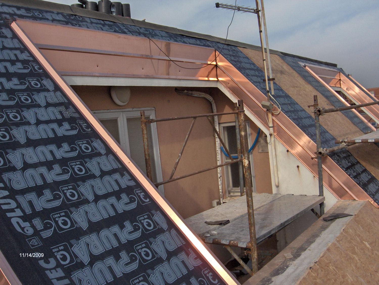 fase di installazione di tettoia in lamiera