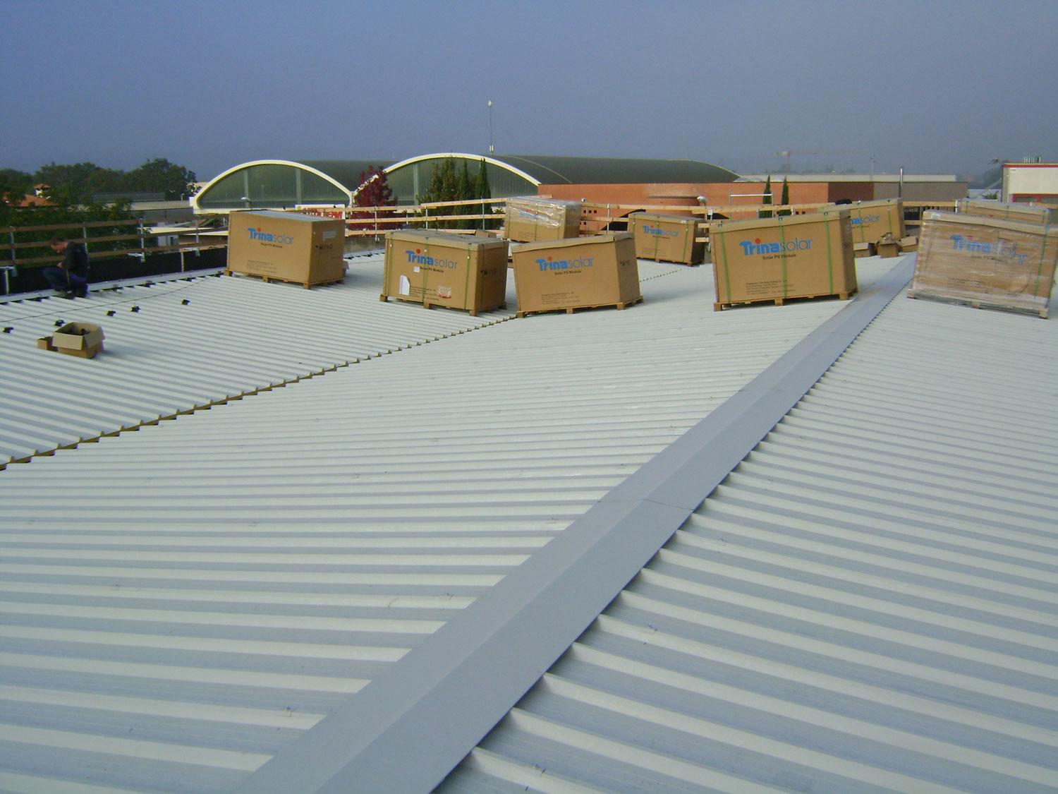 dei bancali con degli scatoloni su un tetto