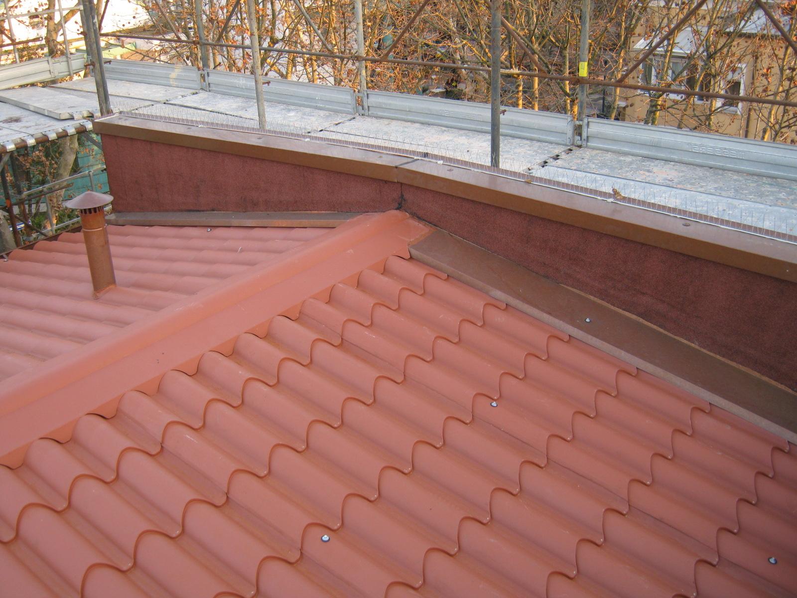 un tetto con le tegole arancioni