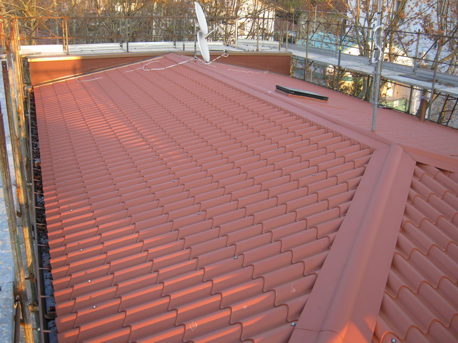un tetto con le tegole arancioni