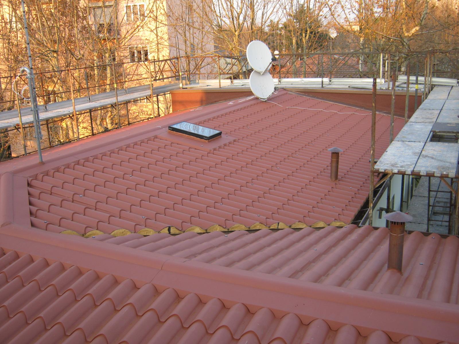 un tetto con un pannello solare e delle parabole