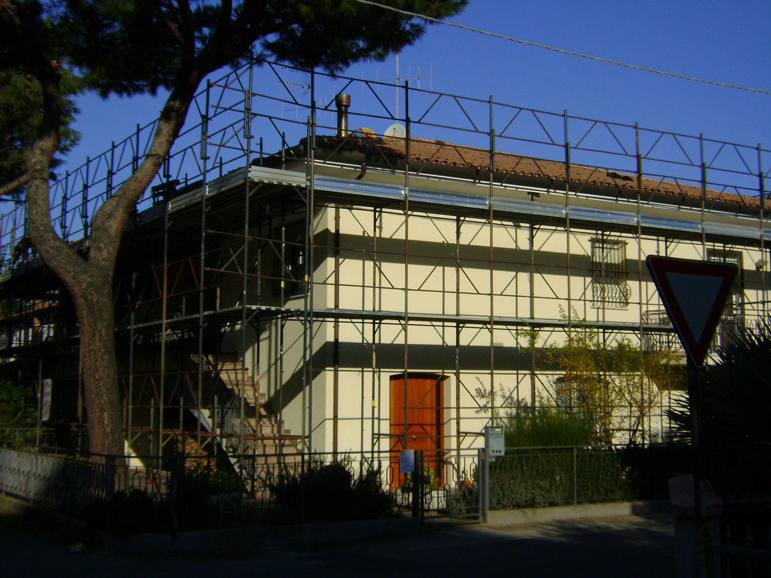 un'impalcatura davanti a un edificio