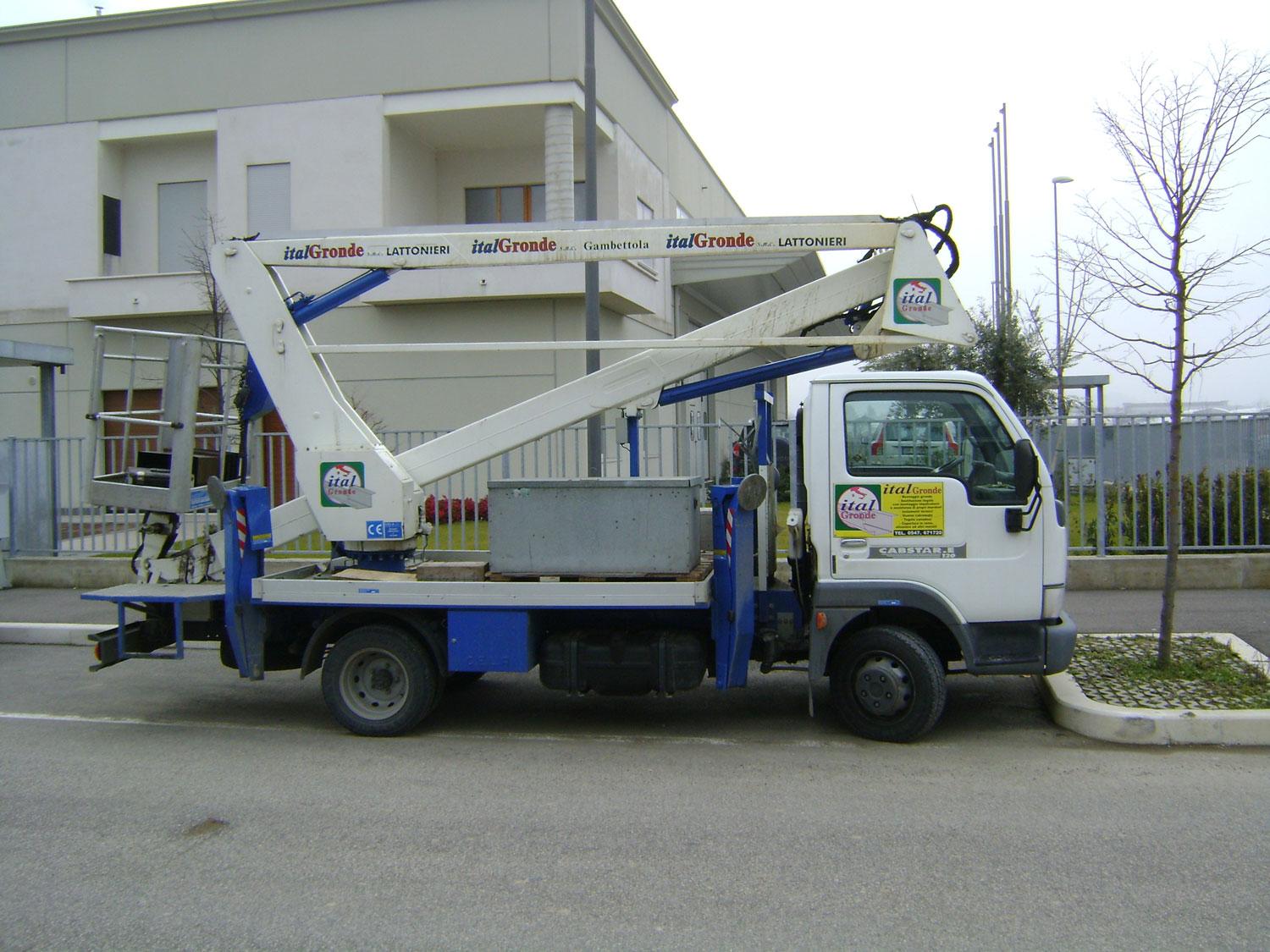 un camion con una piattaforma aerea