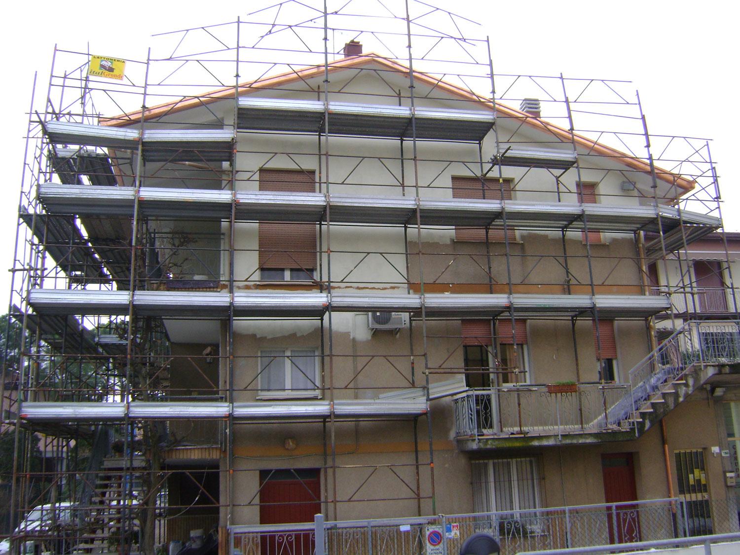 un’impalcatura davanti a un edificio