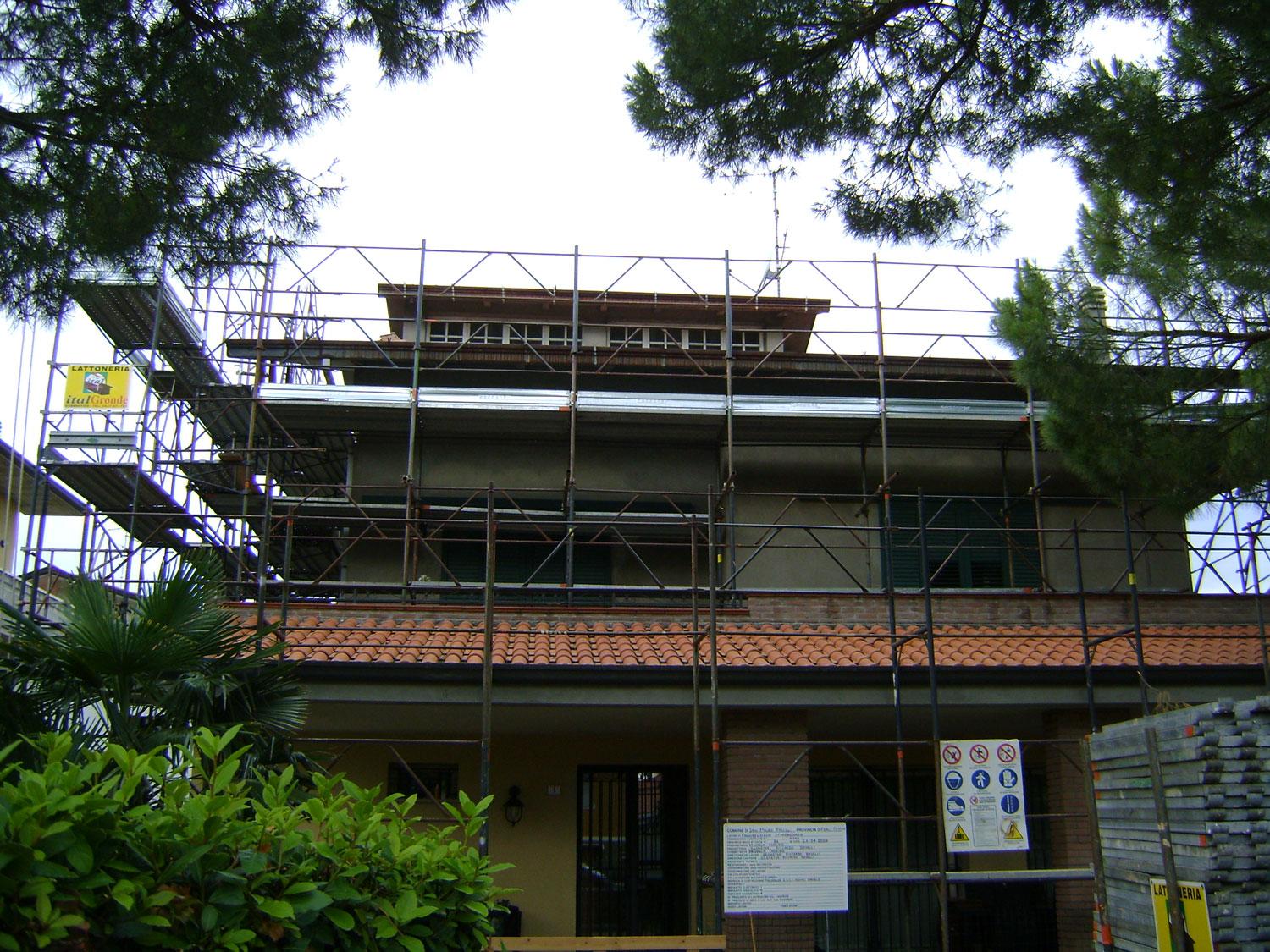 un ponteggio davanti a uno stabile