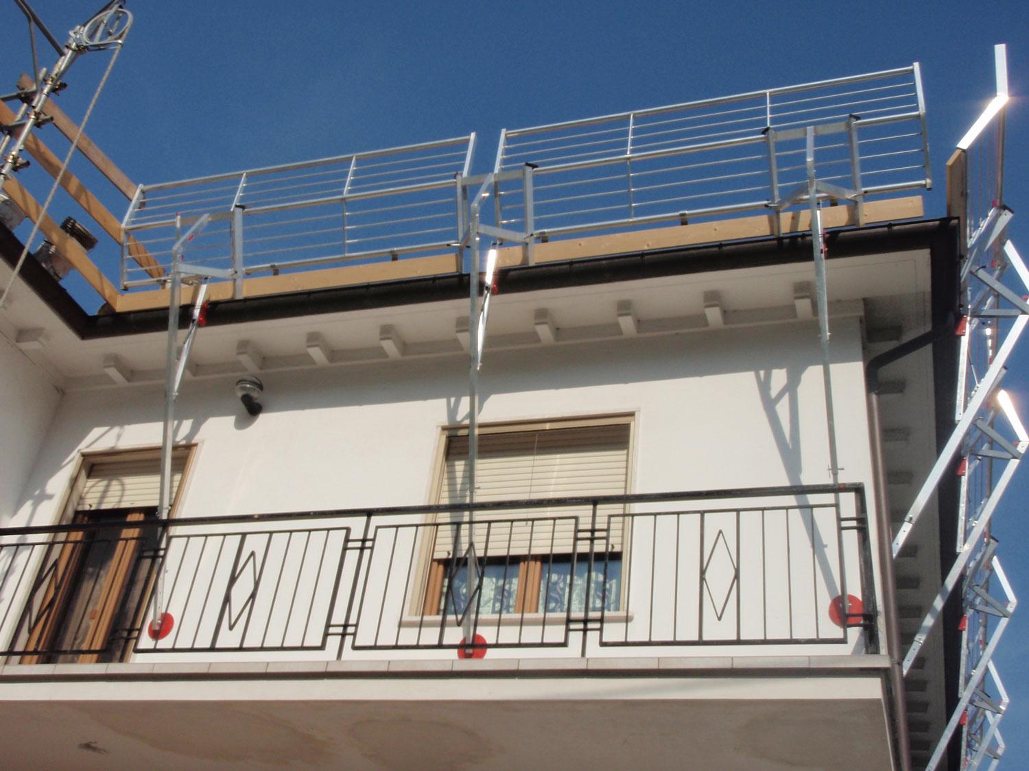 il balcone di uno stabile in fase dis ristrutturazione