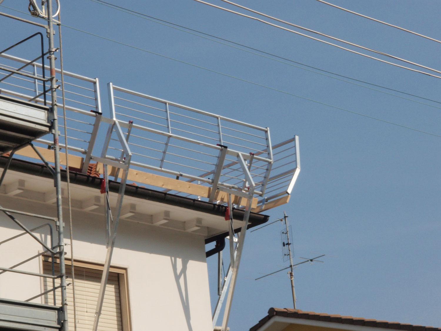 la ringhiera sul tetto di uno stabile