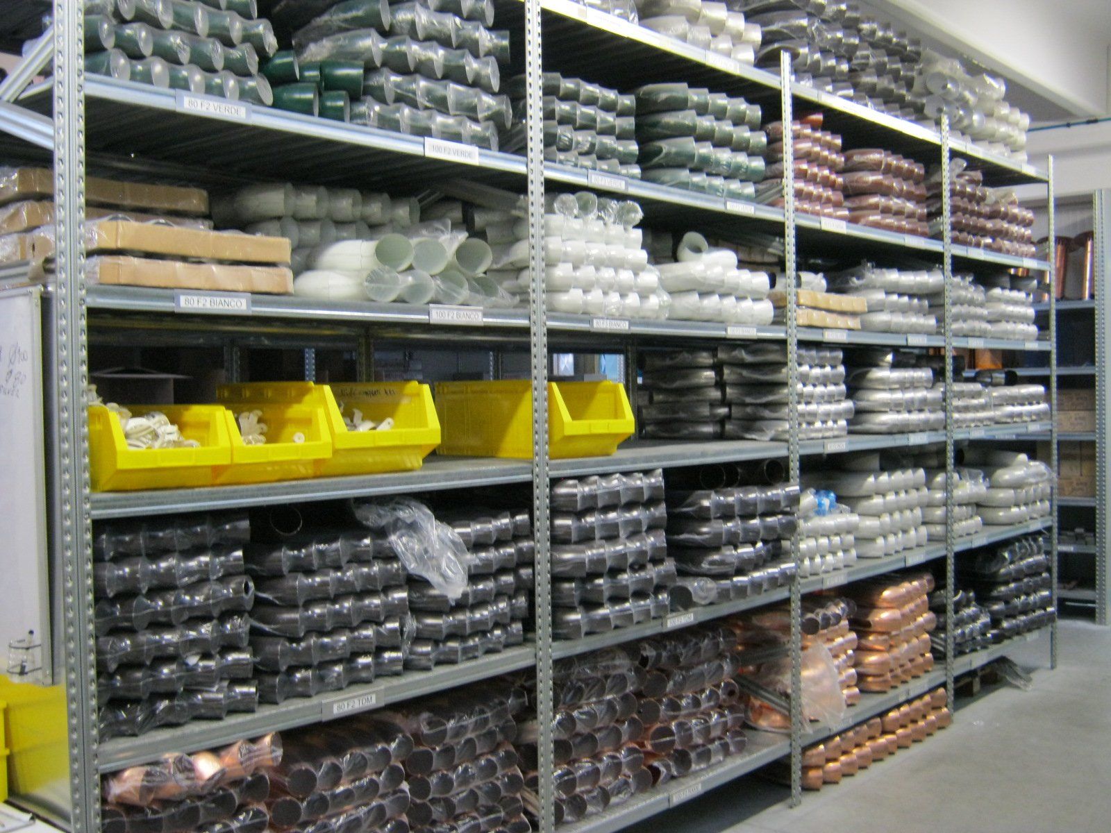 fornitura di grondaie in magazzino da esposizione 2