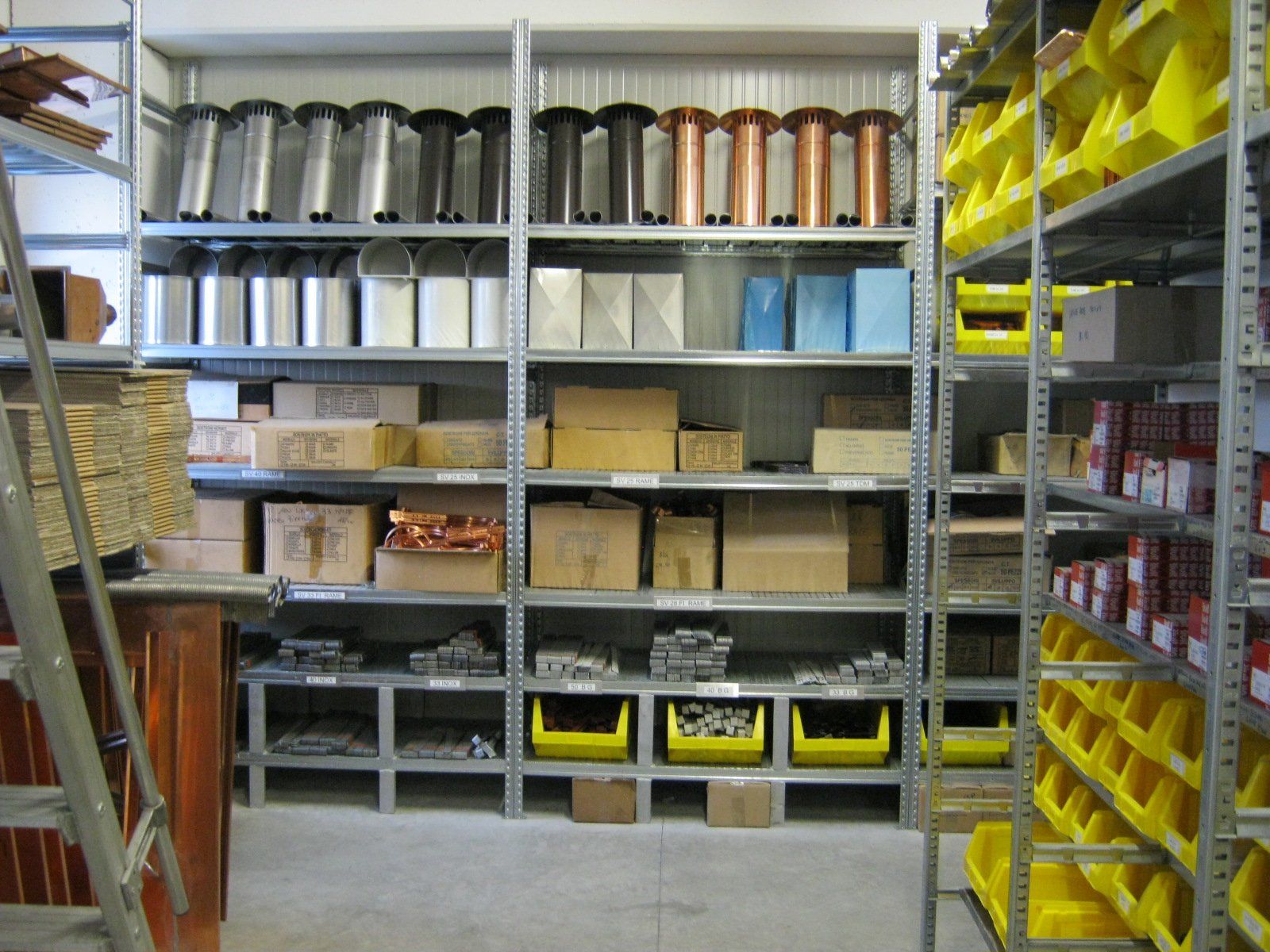 fornitura di grondaie in magazzino da esposizione 13