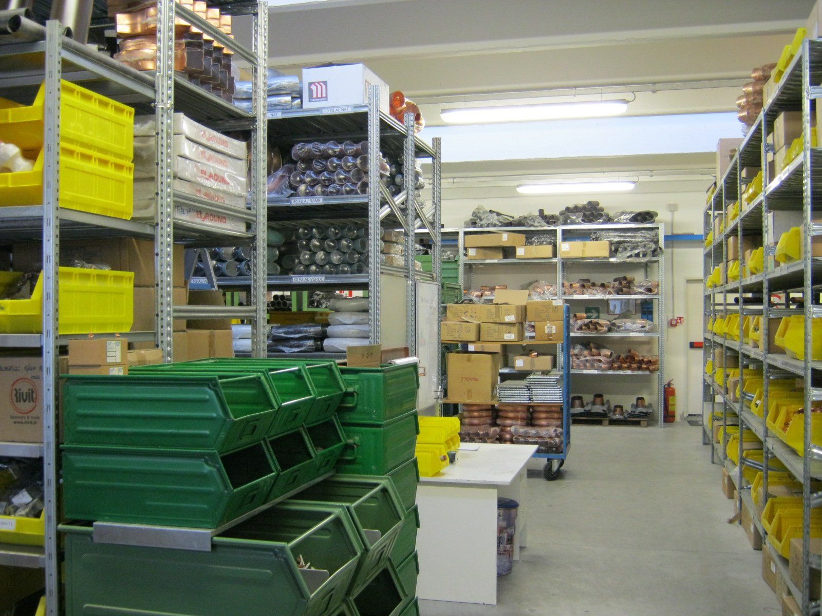 fornitura di grondaie in magazzino da esposizione 14