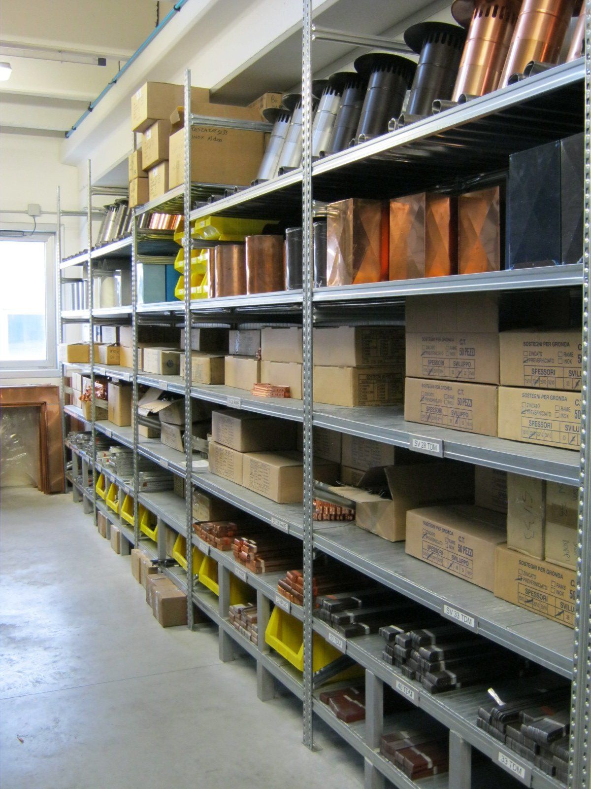 fornitura di grondaie in magazzino da esposizione 15