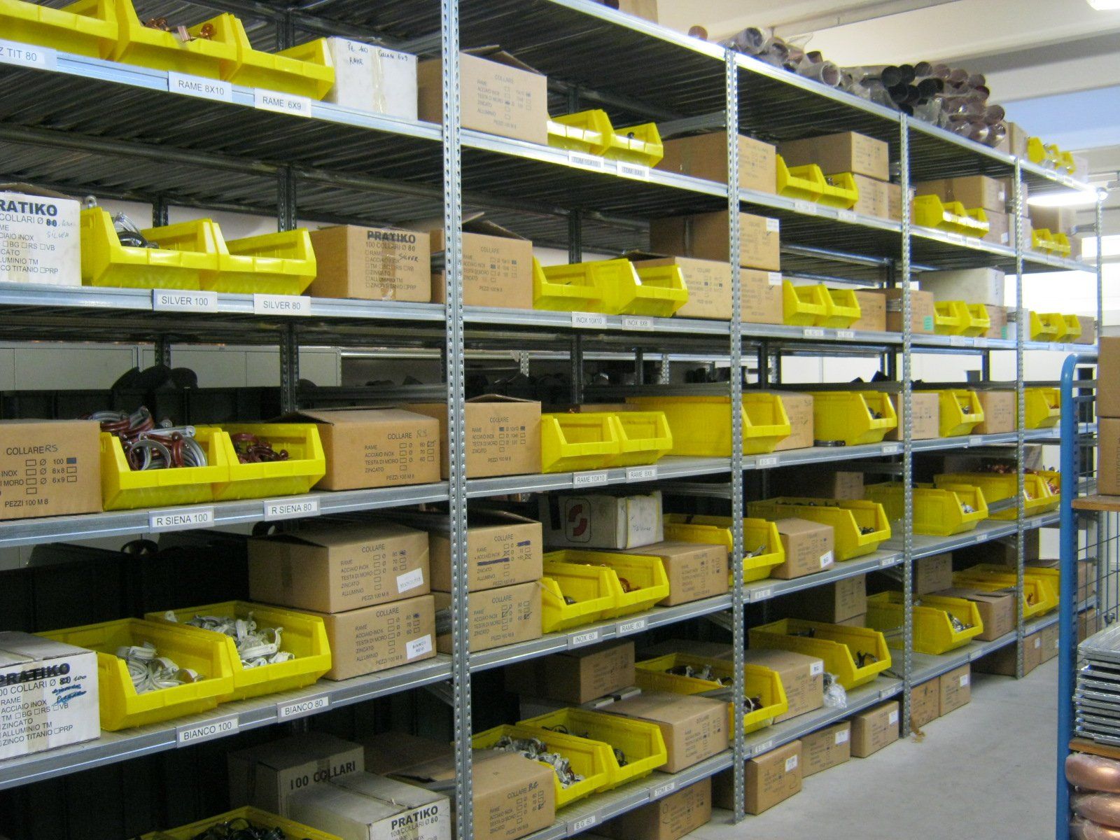 fornitura di grondaie in magazzino da esposizione 16