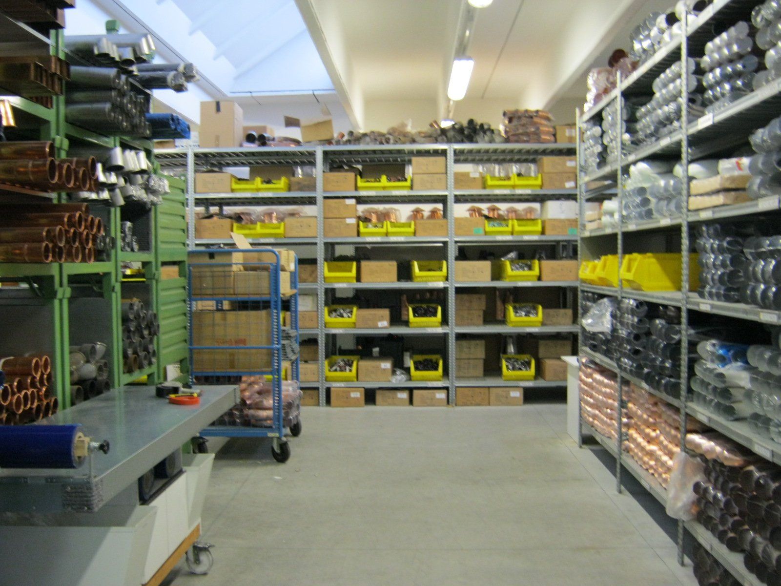 fornitura di grondaie in magazzino da esposizione 17