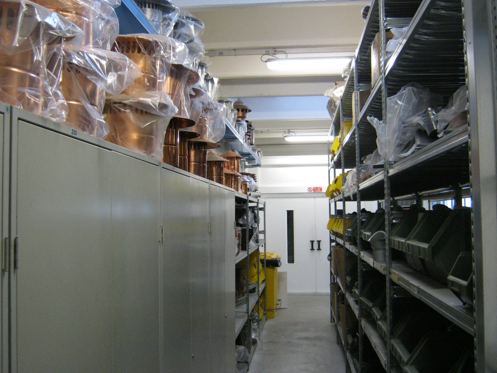 fornitura di grondaie in magazzino da esposizione 6