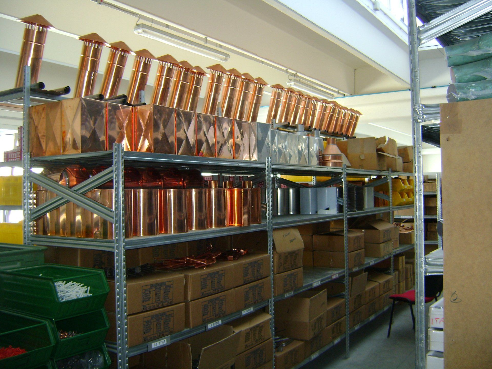 fornitura di grondaie in magazzino da esposizione 7