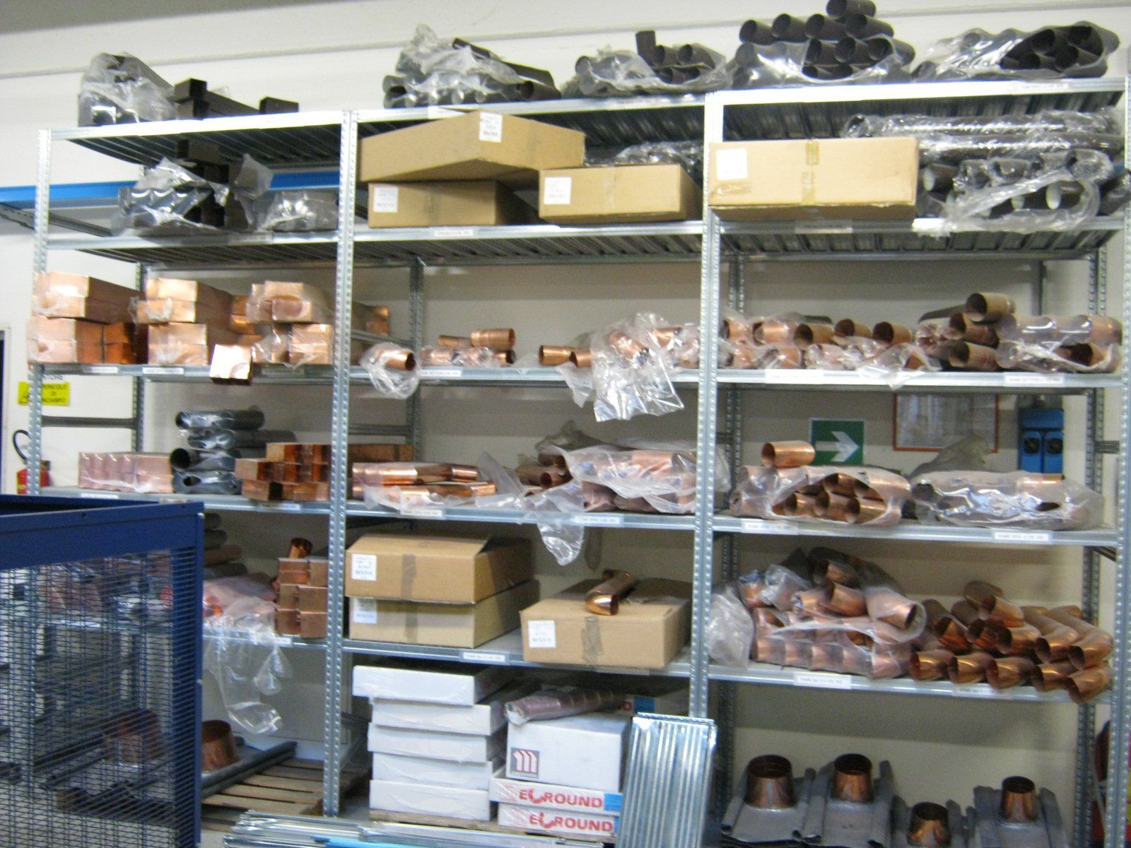 fornitura di grondaie in magazzino da esposizione 8