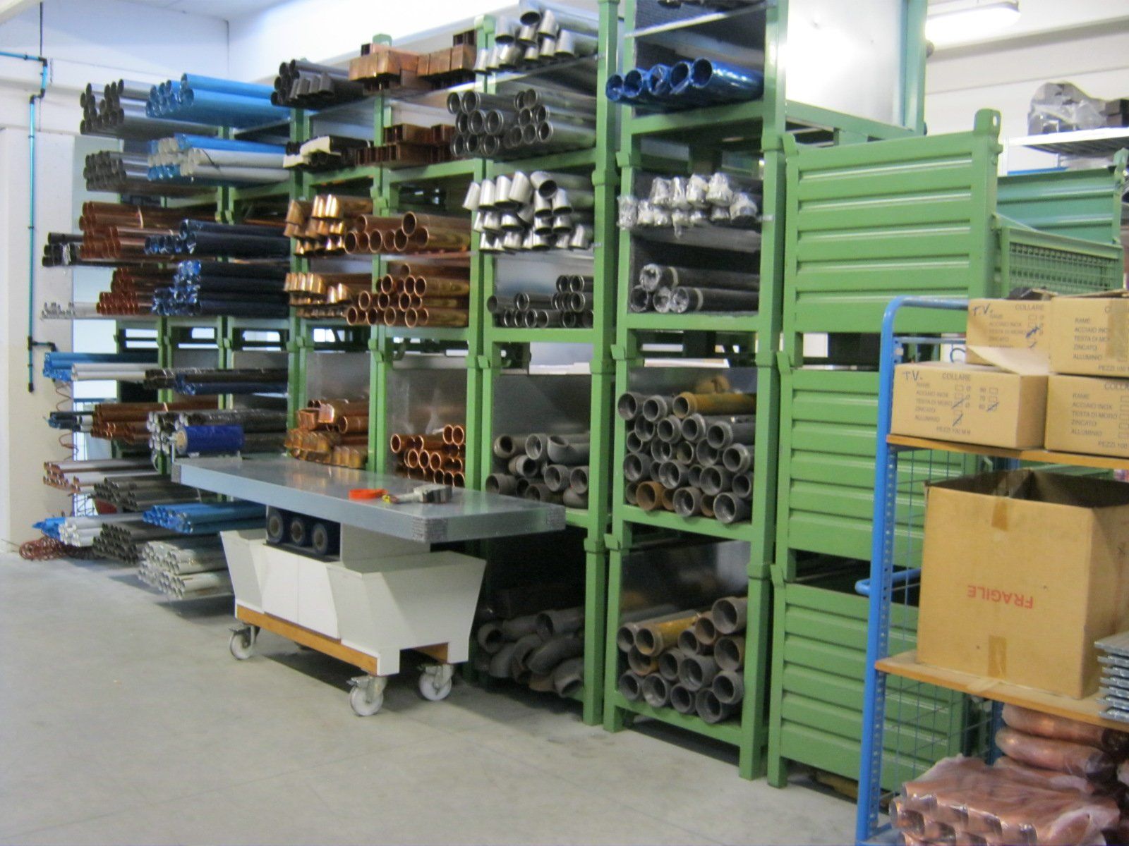 fornitura di grondaie in magazzino da esposizione 9