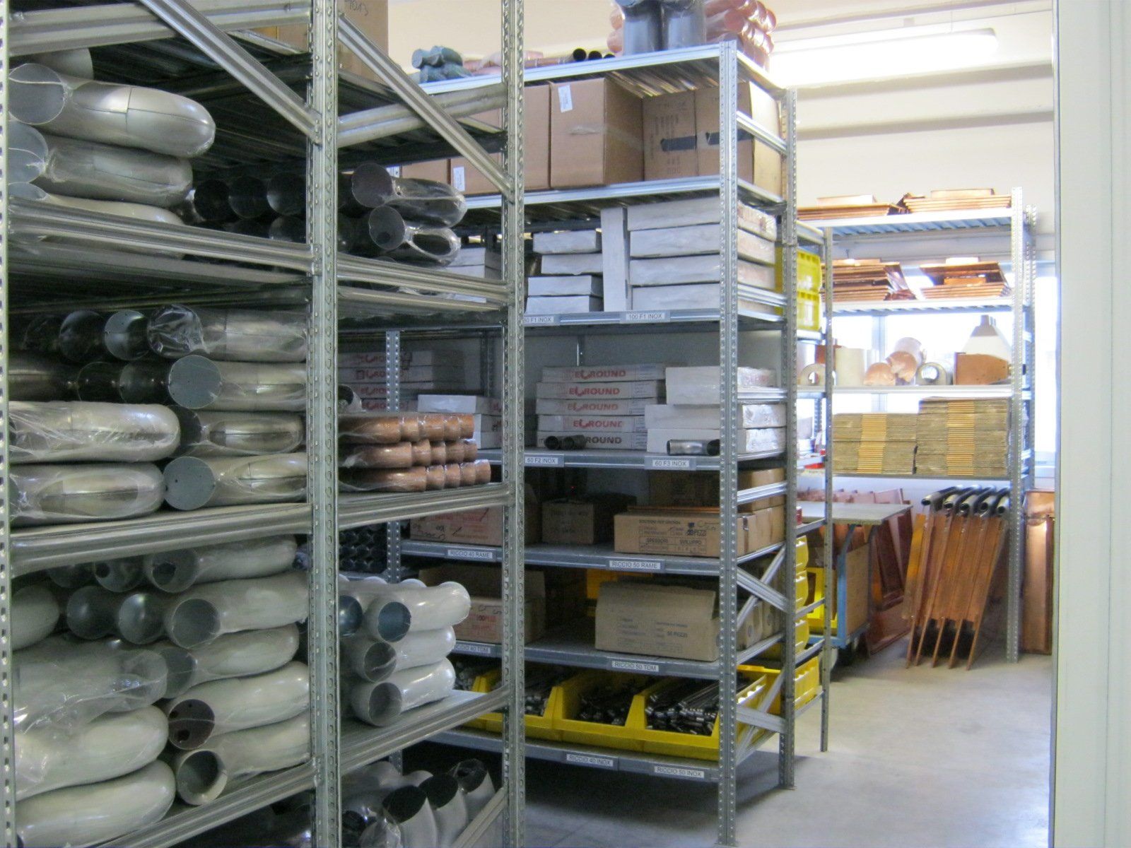 fornitura di grondaie in magazzino da esposizione 10