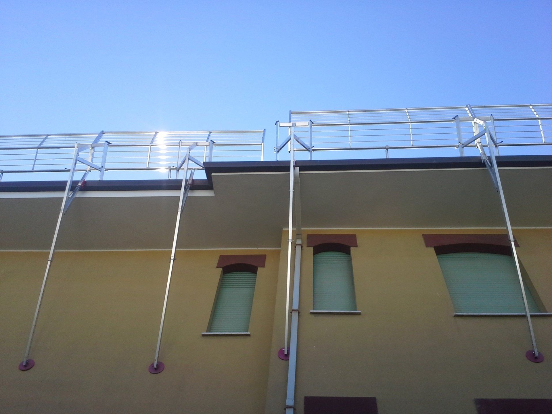 un ponteggio davanti a uno stabile