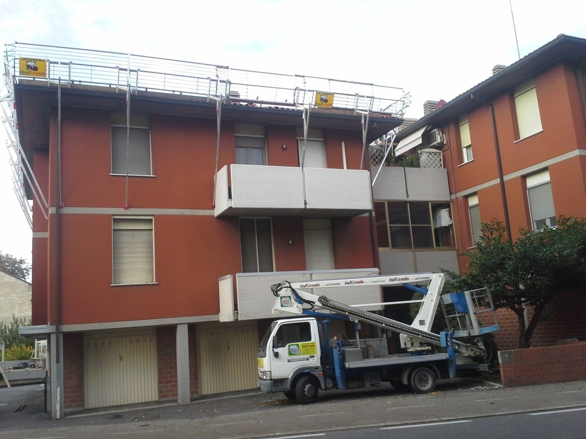 uno stabile bianco con delle ringhiere sul tetto