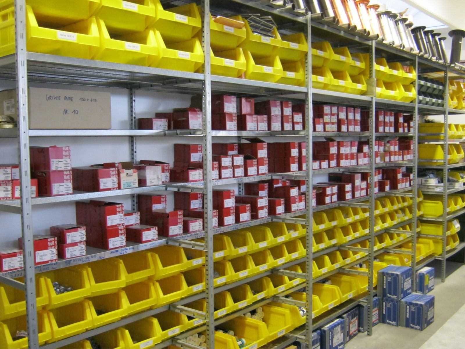 fornitura di grondaie in magazzino da esposizione 18