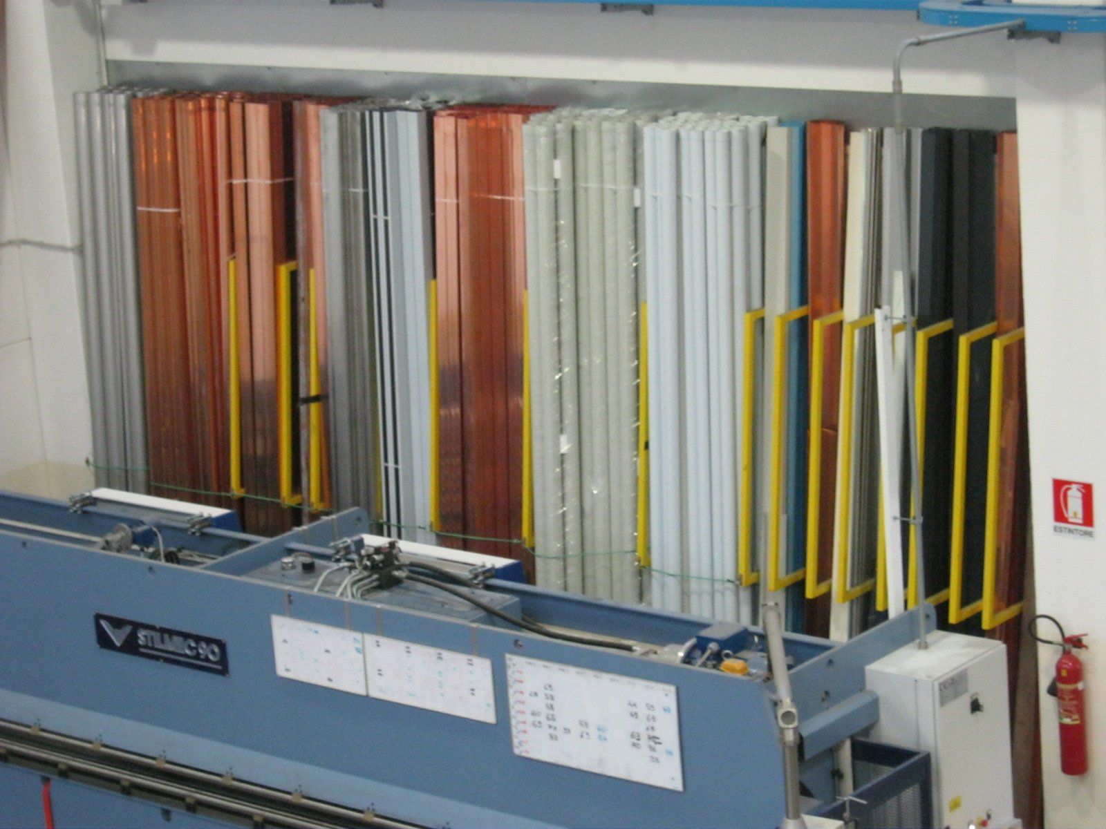 fornitura di grondaie in magazzino da esposizione 22