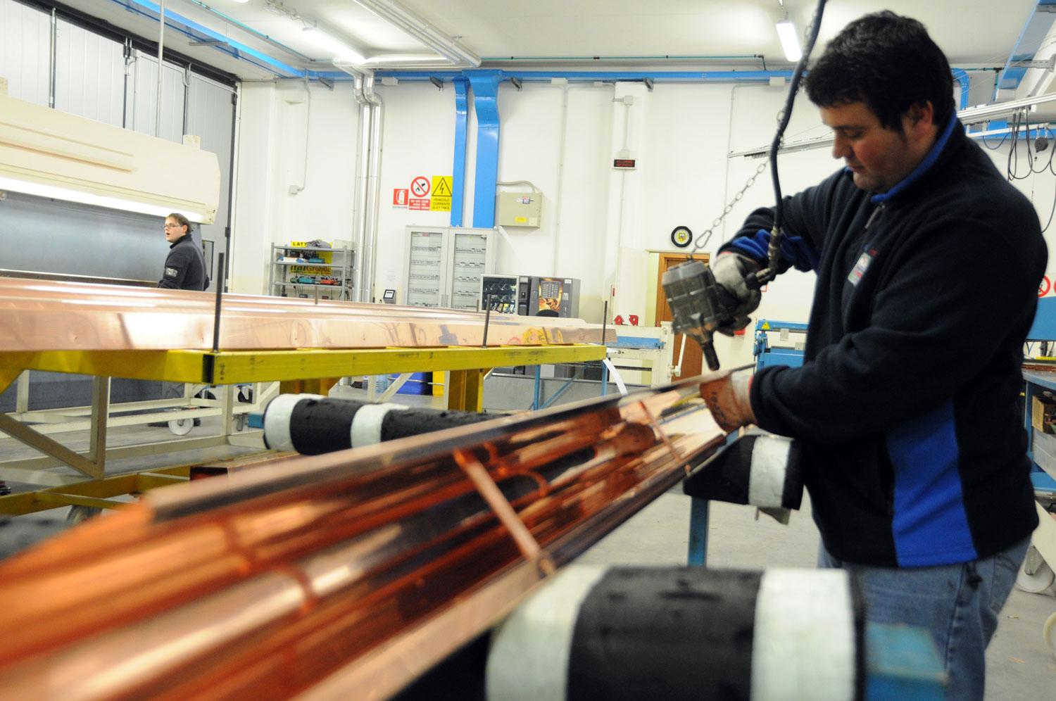 fase di produzione di grondaie - dettaglio 2