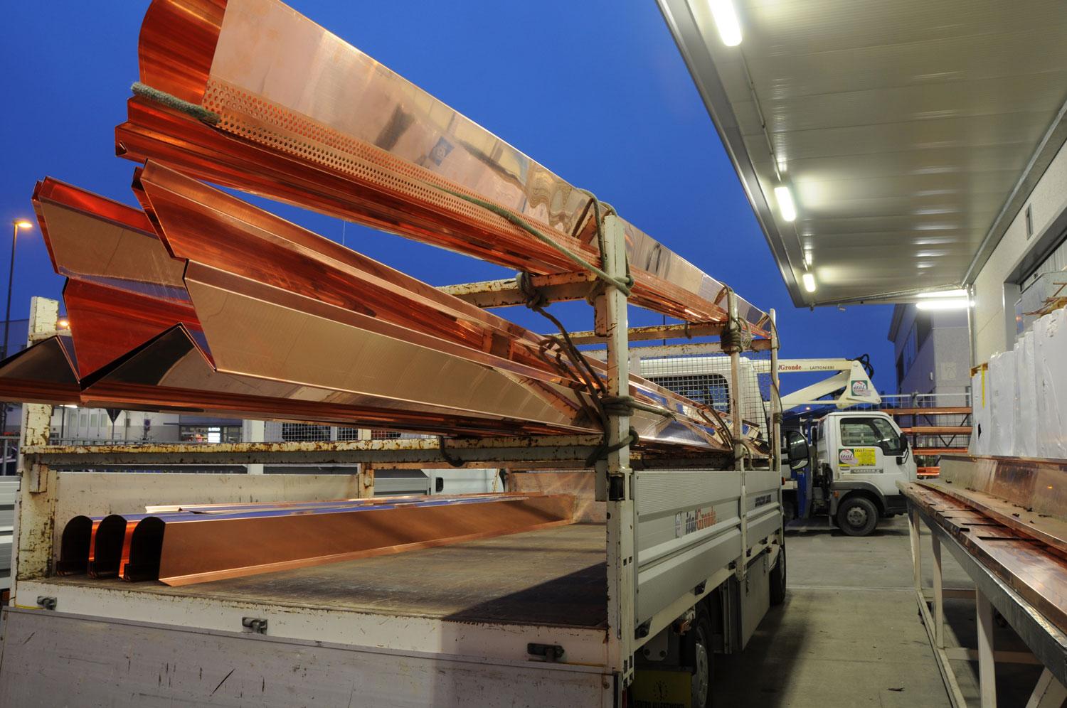 Un camion con delle lamiere di rame su rimorchio