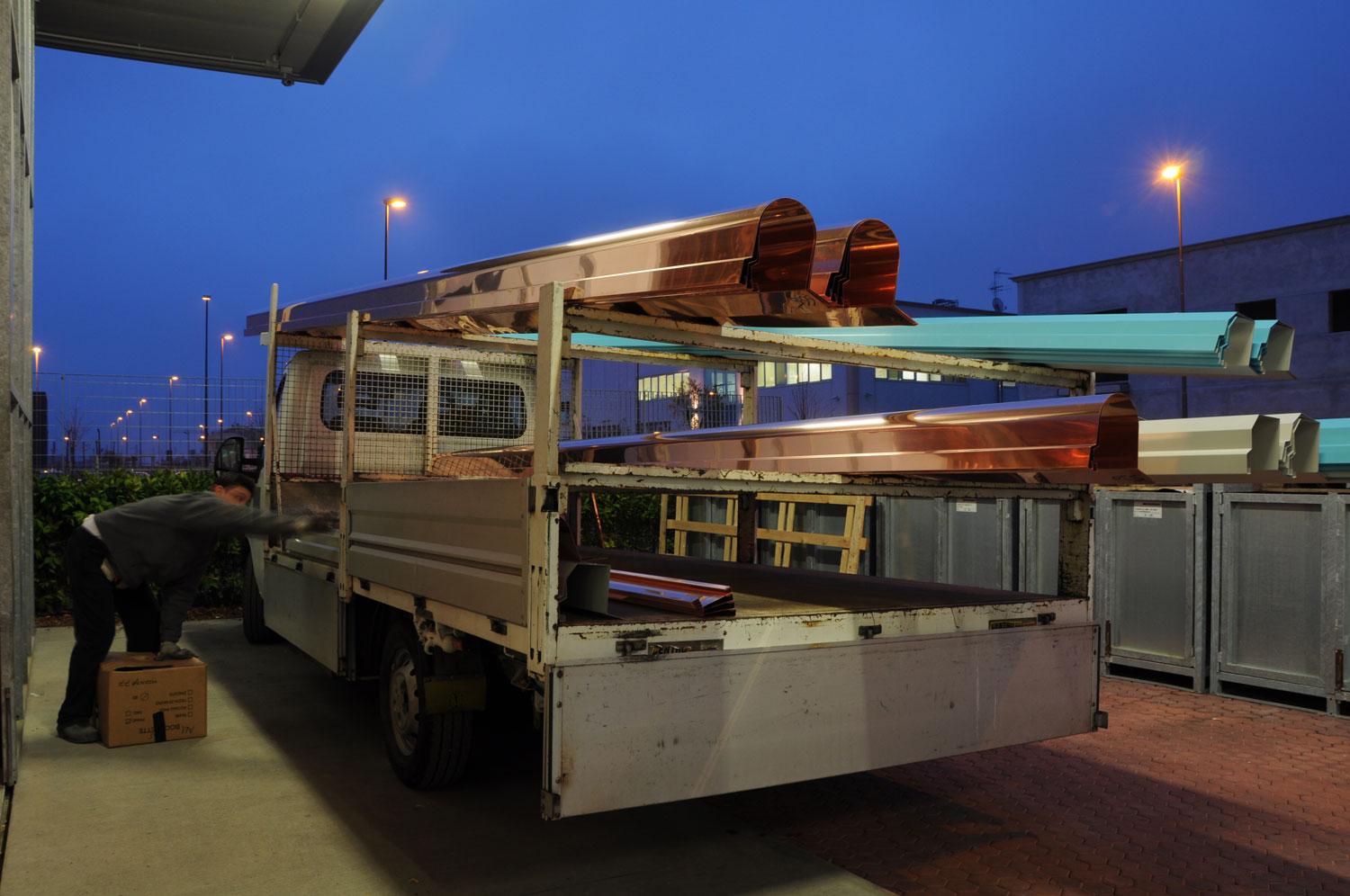 Un camion con del materiale di rame caricato sul rimorchio