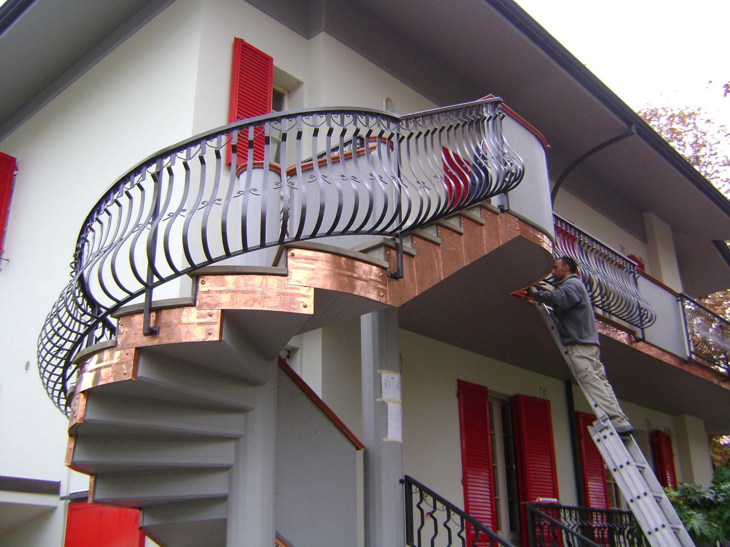 Delle scale all'esterno di una casa