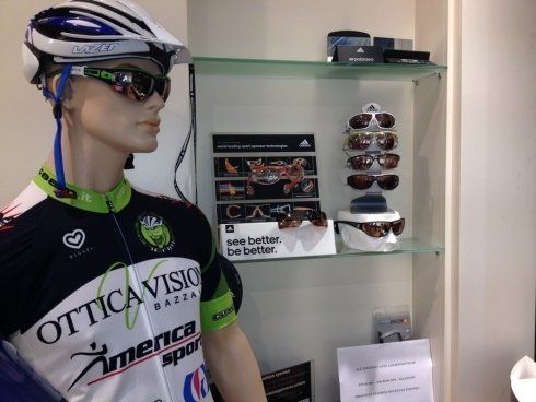 Esposizione occhiali da sole sportivi