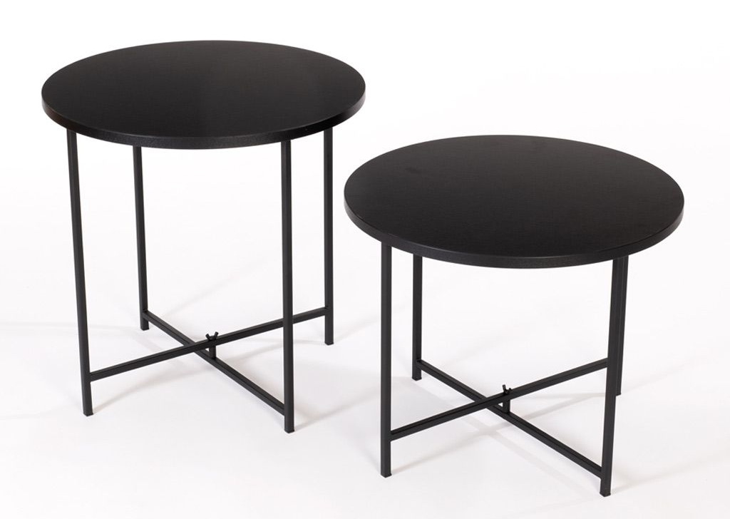 To svarte, runde sidebord med metallunderstell med kryssbein mot hvit bakgrunn.