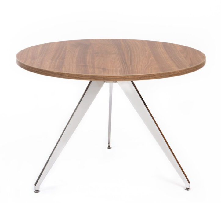 Rundt trebord med tre ben i krom.