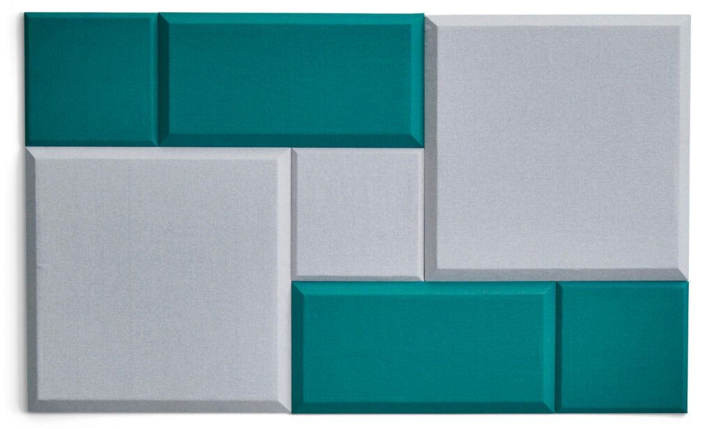 Akustiske veggpaneler i blågrønn og grå arrangert i et geometrisk mønster.