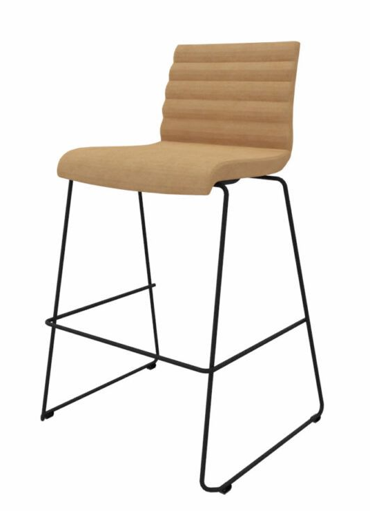 Brun, trukket barkrakk med ribbet rygg og svart metallramme.