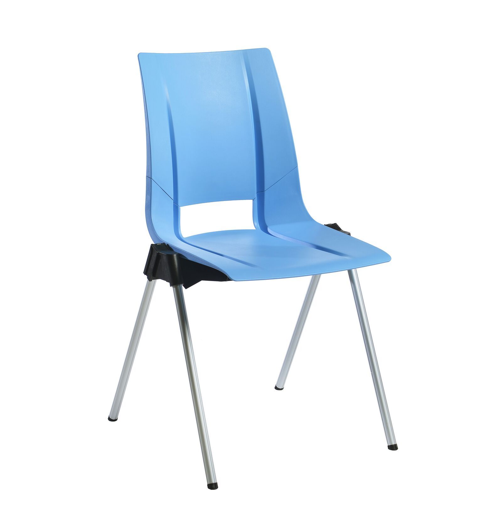 Lyseblå plaststol med sølvfargede ben; hvit bakgrunn.