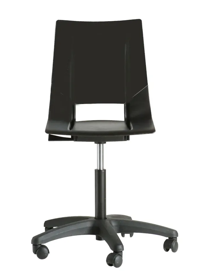 Svart kontorstol med firkantet rygg og justerbar høyde, plassert mot en hvit bakgrunn.