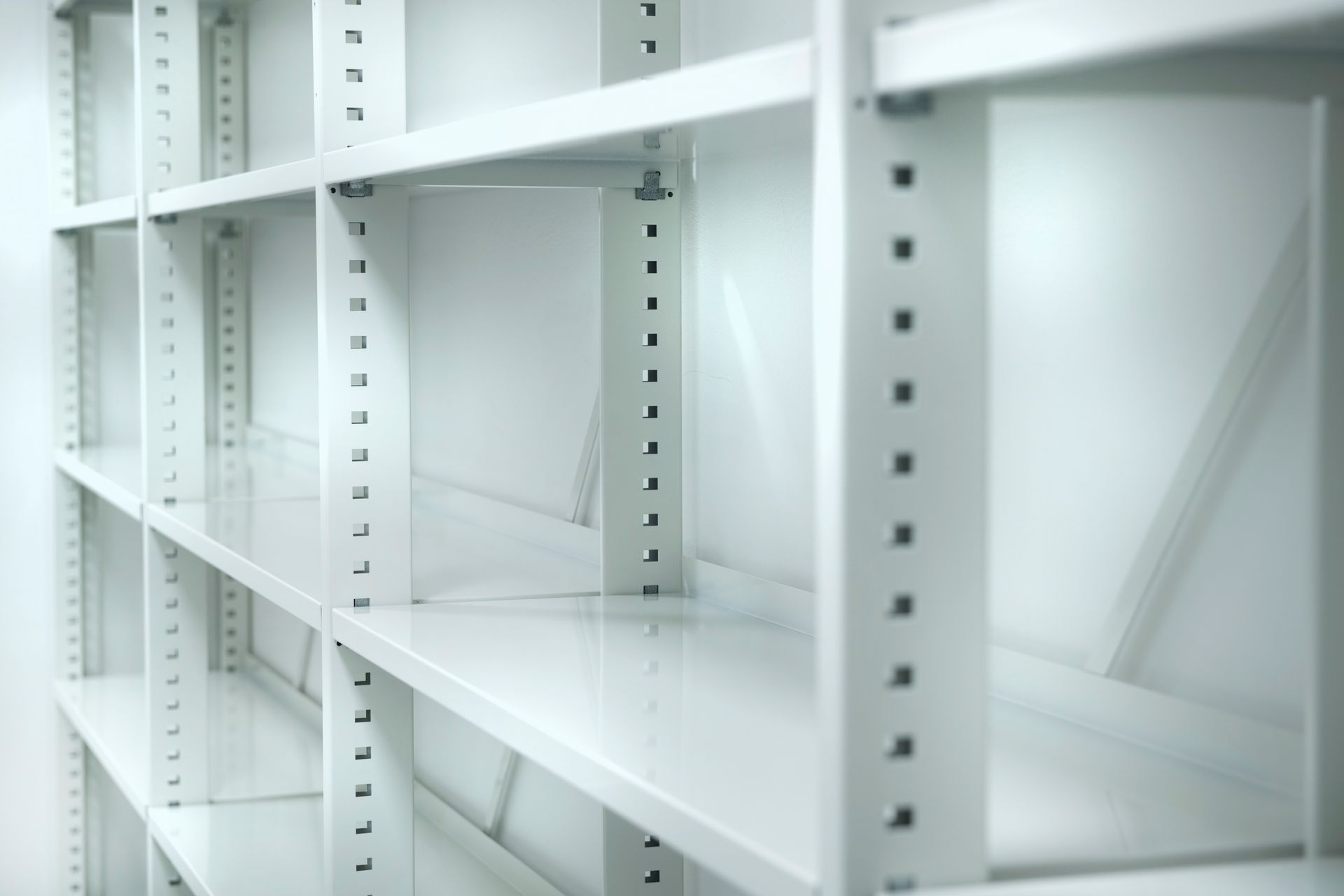 To barn i en skolegang med skap. Ett barn henger opp ting, det andre ser på.