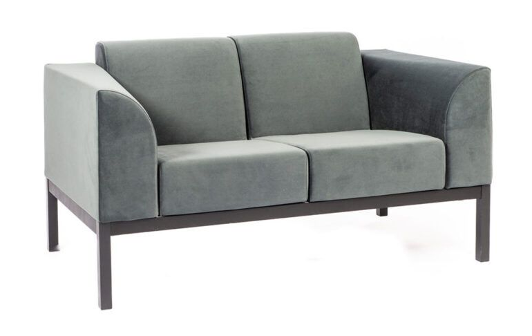 Grå to-seters sofa med firkantede armlener og rygg, på en mørk metallramme.