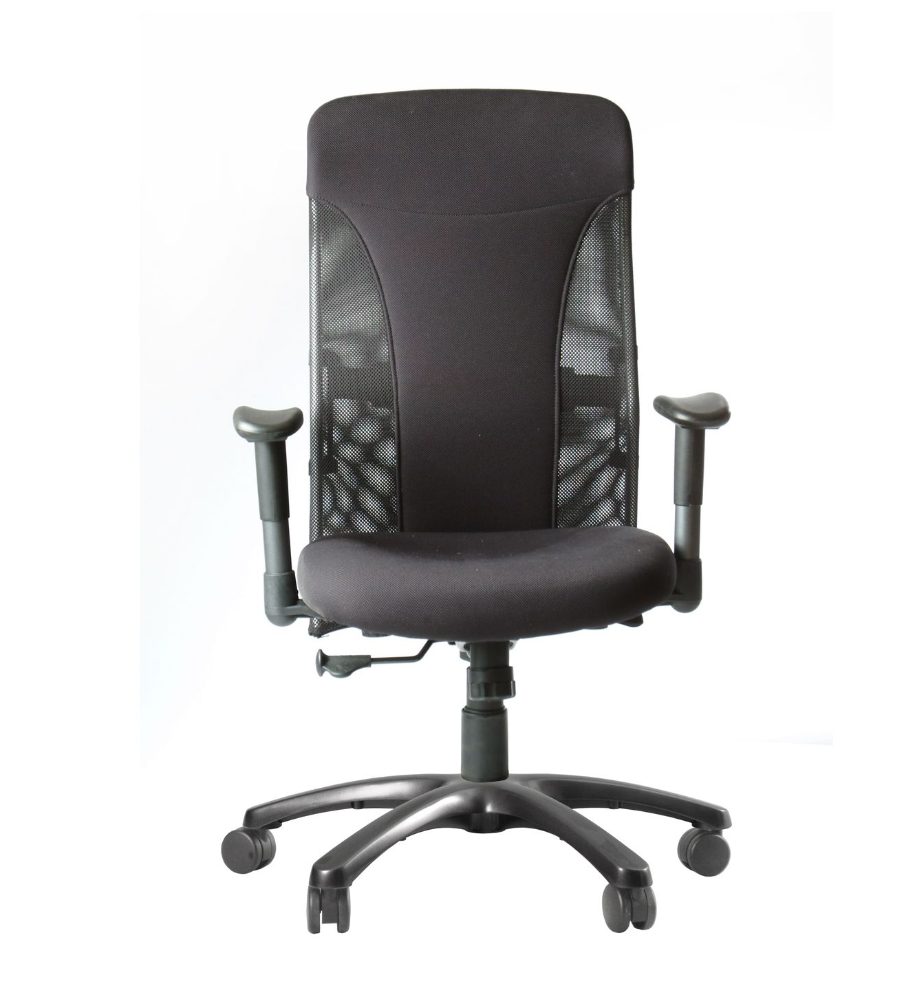 Svart kontorstol med nettingrygg og justerbare armlener, på hvit bakgrunn.