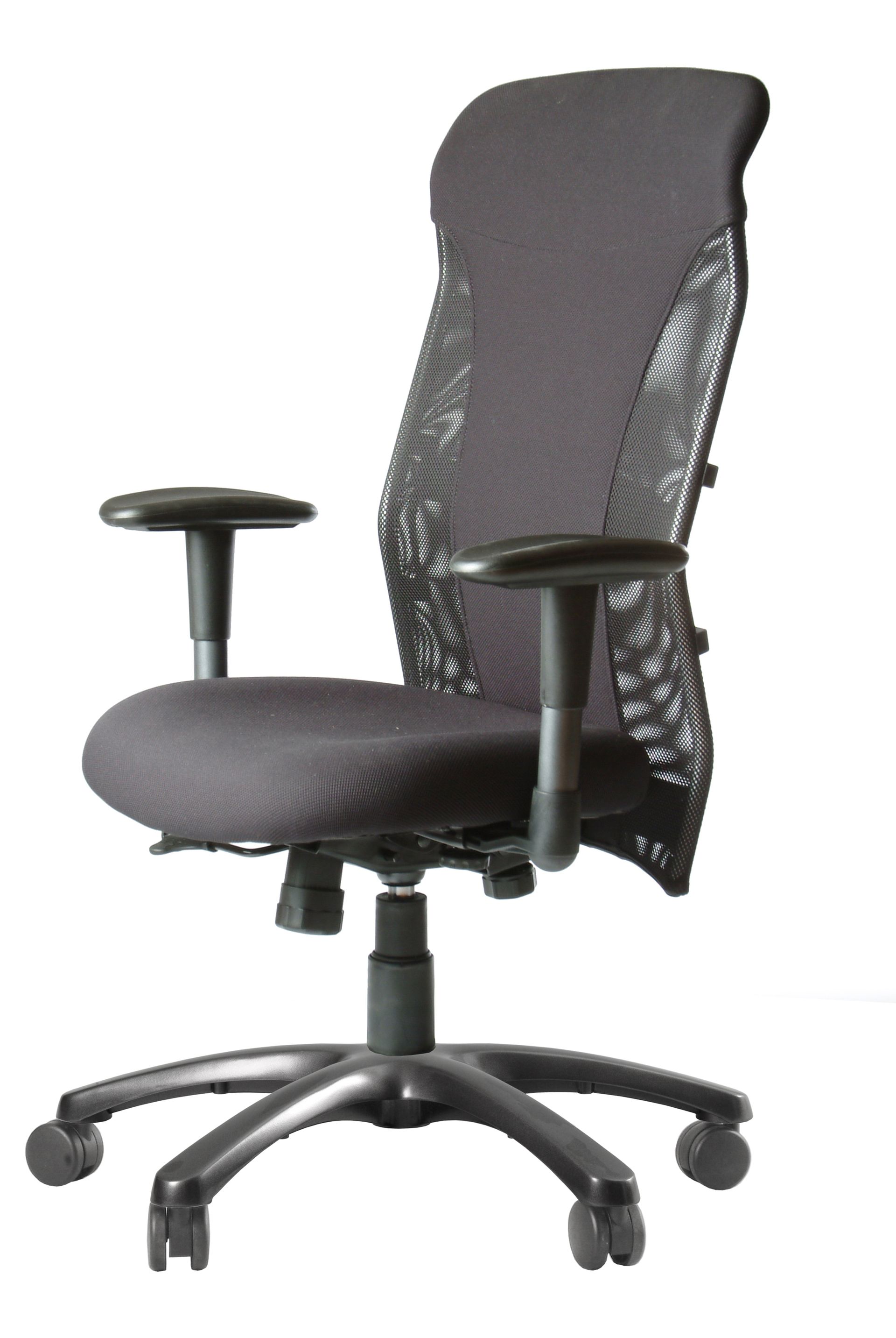 Svart ergonomisk kontorstol med nettingrygg og justerbare armlener og høyde.