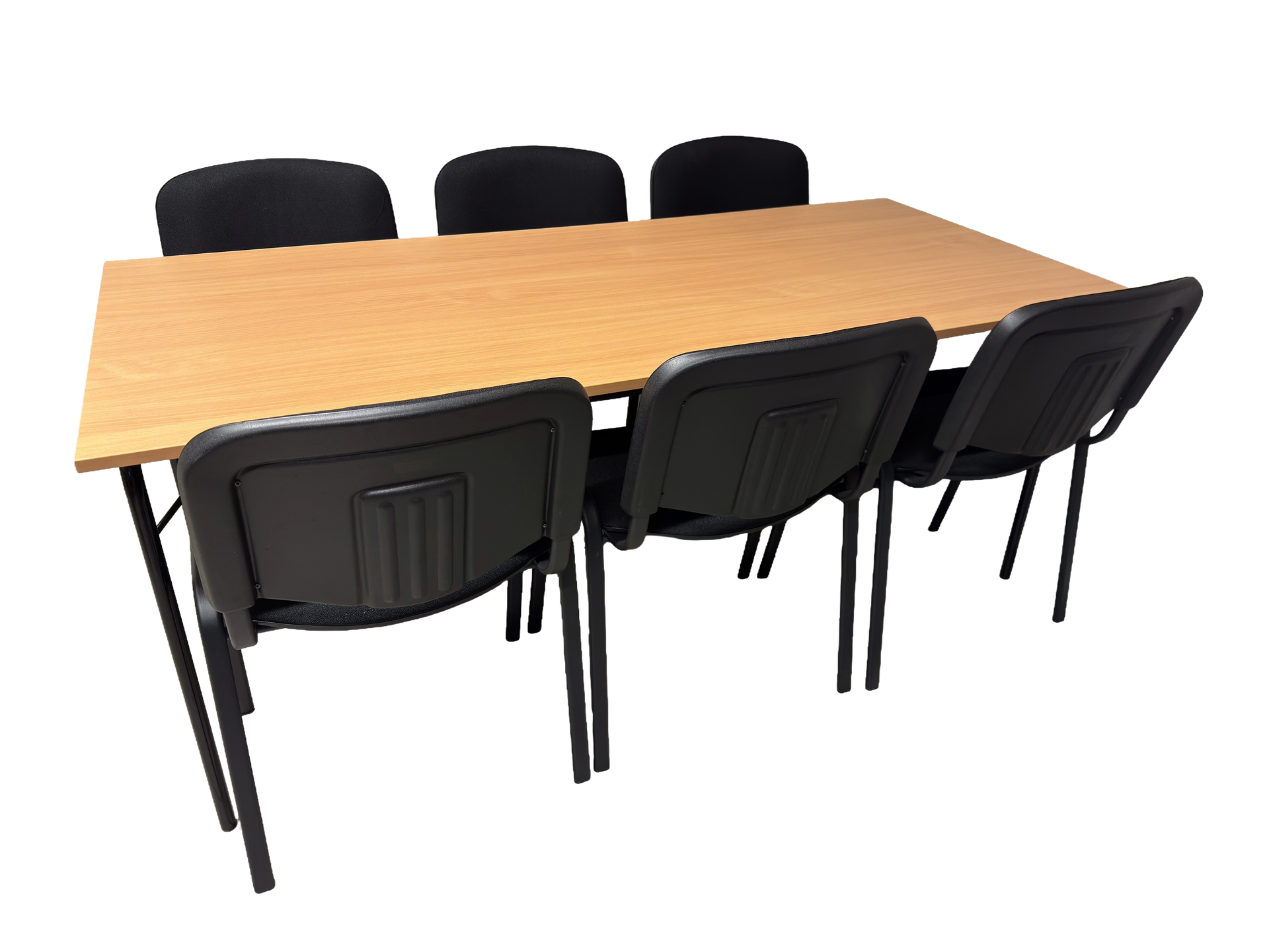 Seks svarte stoler rundt et rektangulært, lysebrunt bord; settingen ser ut til å være et kontor eller klasserom.
