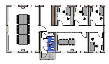 Et lite, minimalistisk kontor med et skrivebord, to stoler, hyller og et vindu.