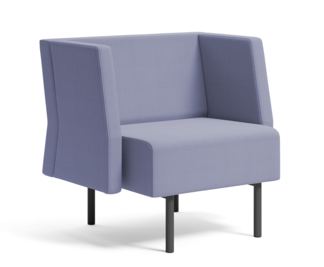 Blå trukket lenestol med svarte ben.