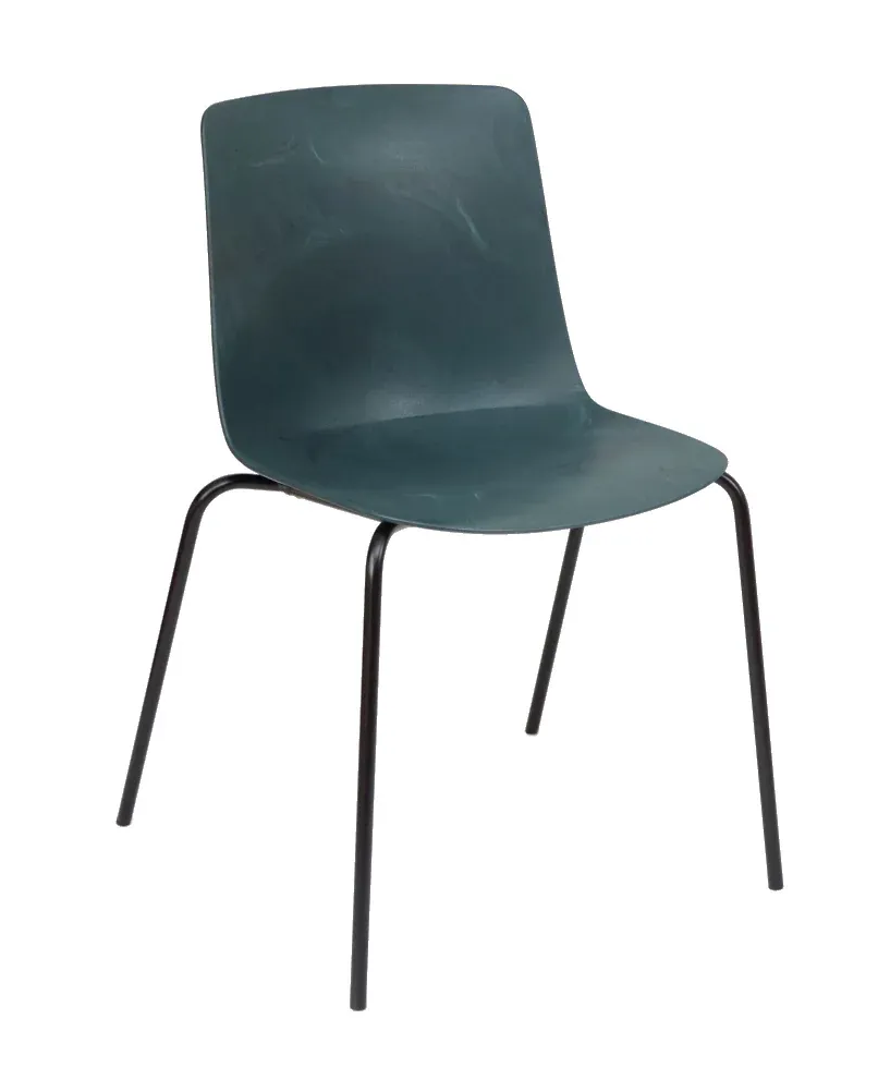 Mørk blågrønn plaststol med svarte metallben.