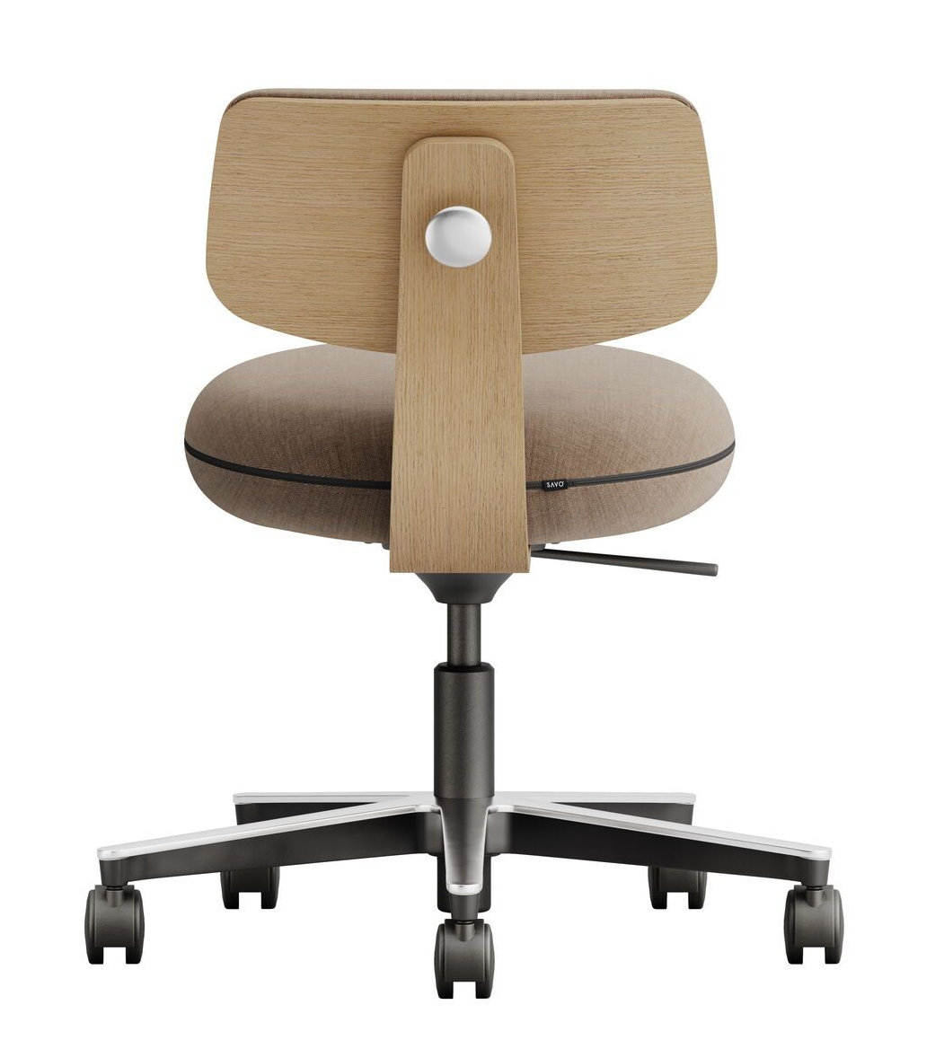 Bakfra sett av en lys kontorstol med trerygg, beige pute og svart base.