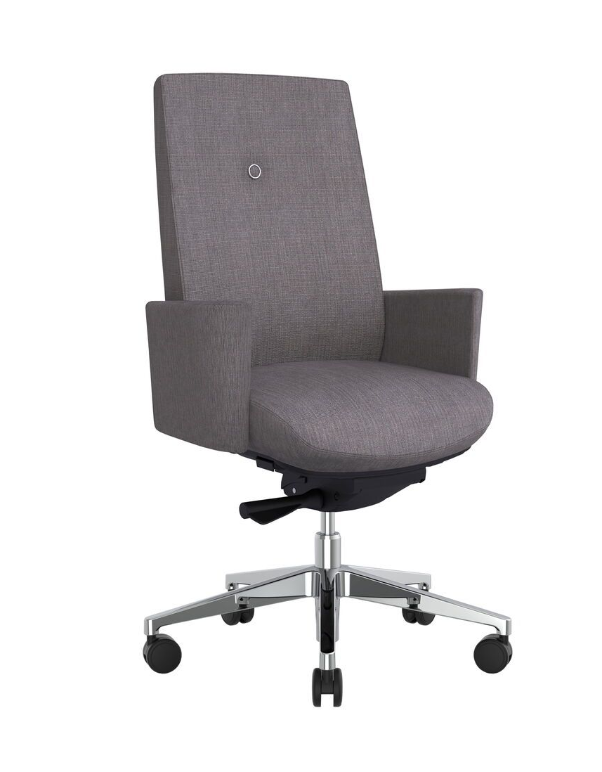 Grå, trukket kontorstol med høy rygg, armlener og krombase.