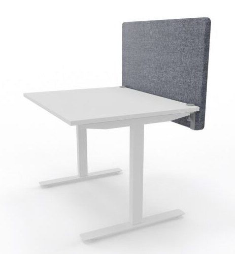 Hvitt skrivebord med grå stoffskjerm og hvite ben, mot hvit bakgrunn.
