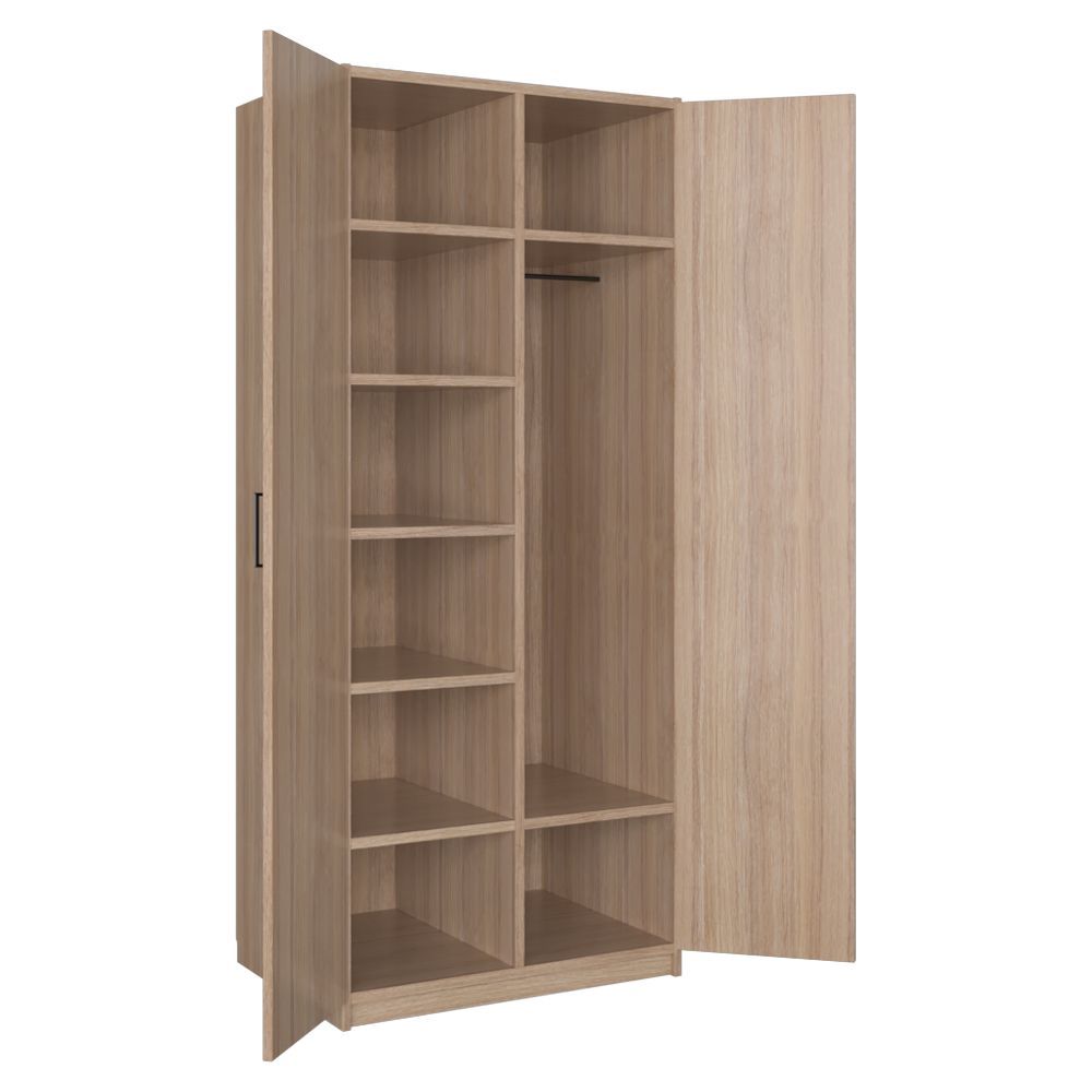 Tregarderobe med åpne dører, avdekkede hyller på den ene siden og hengestang på den andre.