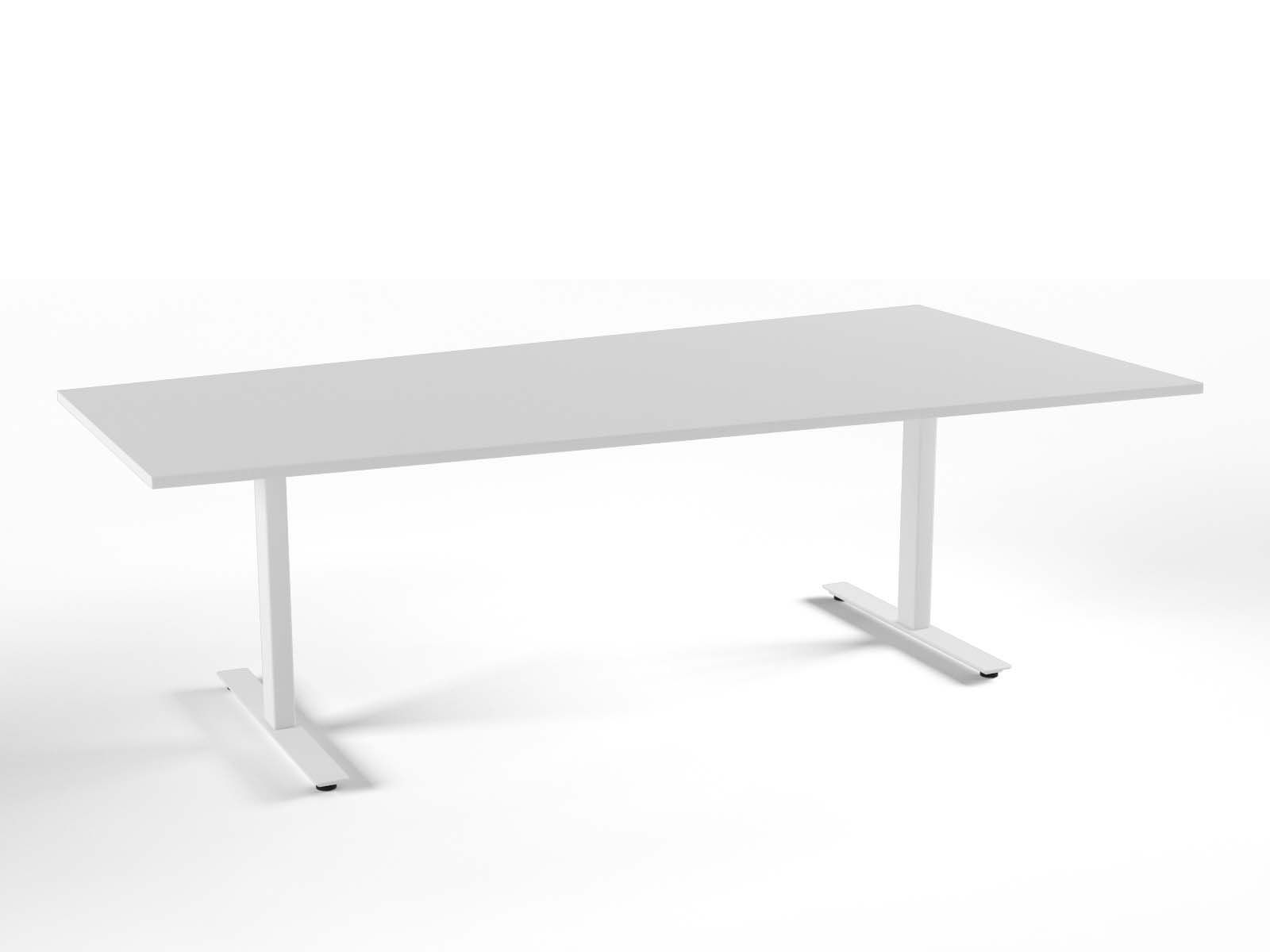 Hvitt rektangulært skrivebord med justerbar høyde og to T-formede ben på hvit bakgrunn.